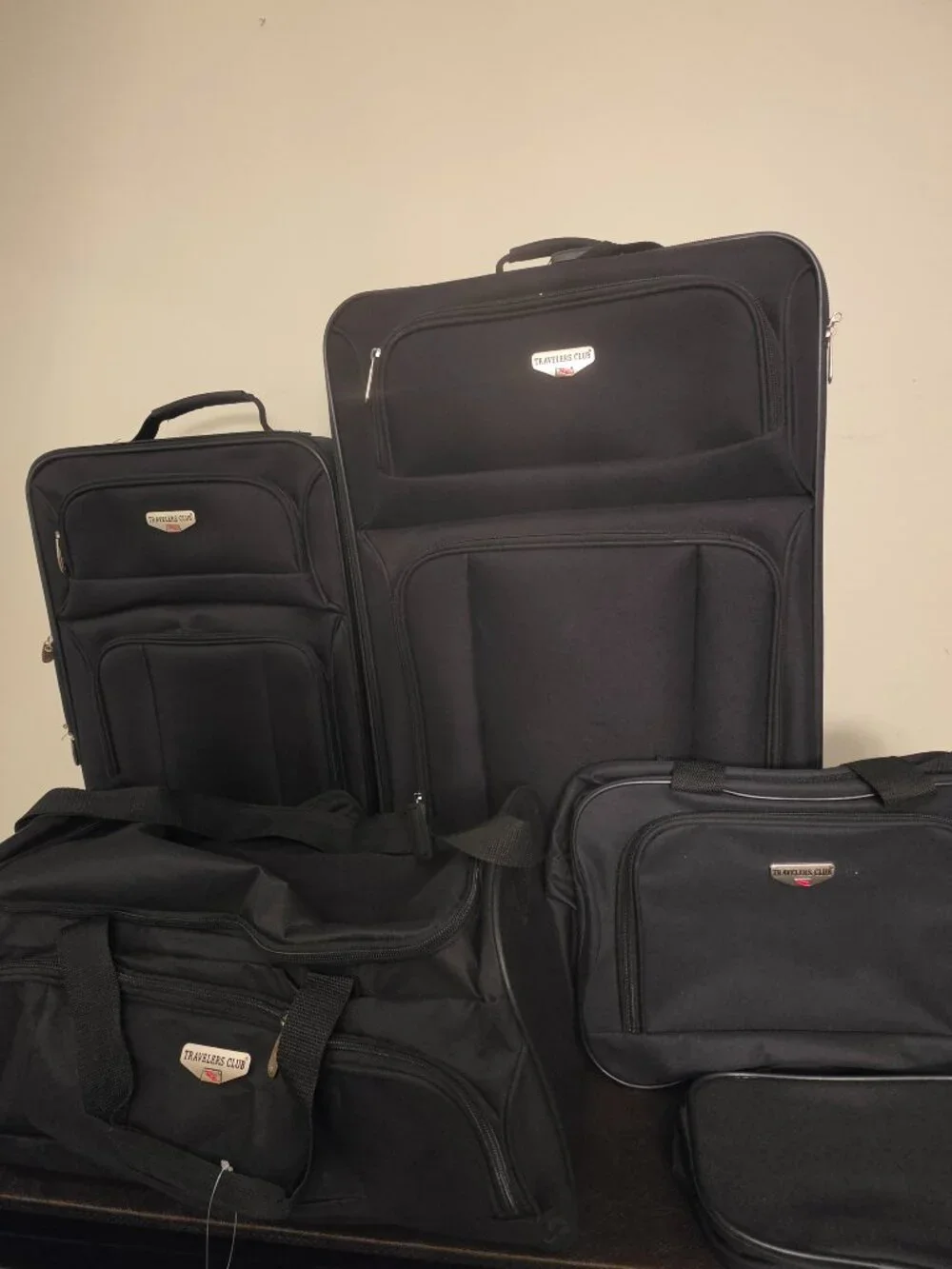 The 5 Piece Travelers Club EVA12905 Luggage Set - Brand New